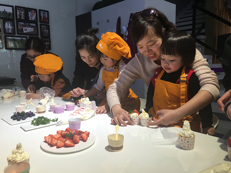 NYC纽约国际早教汕头中心 | 震惊!!小孩竟然在厨房里捣鼓这些东西!