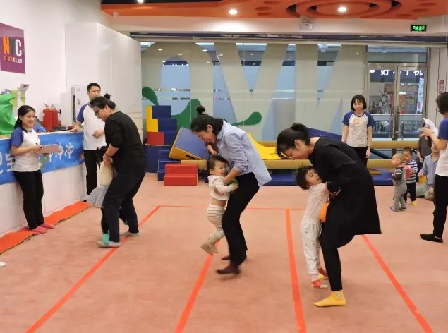 亲子游戏环节,大脚踩小脚,跟爸爸妈妈一起完成任务,宝宝们超开心的