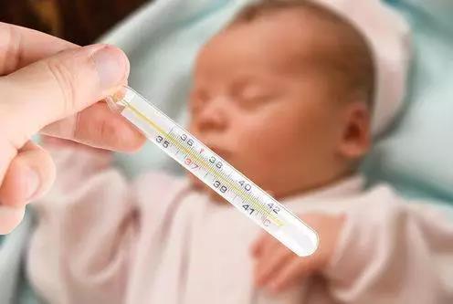 秋冬宝宝感冒发烧如何处理，宝爸宝妈须知道~