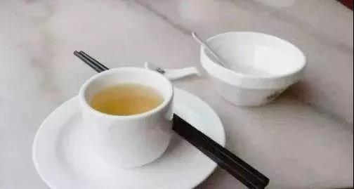 出门吃饭"开水洗碗"能杀菌？错了！这才是正确消毒方法
