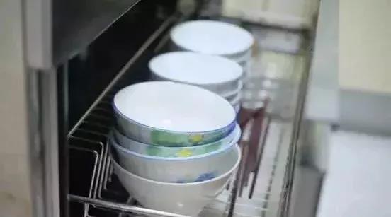 出门吃饭"开水洗碗"能杀菌？错了！这才是正确消毒方法