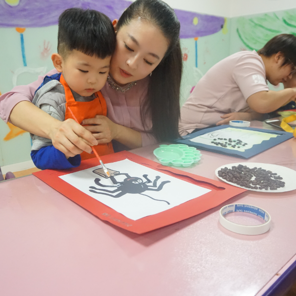 NYC纽约国际早教邯郸连城早教中心：【活动回顾】职业体验星巴克小小咖啡师