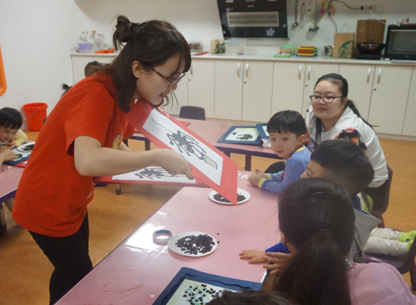 NYC纽约国际早教邯郸连城早教中心：【活动回顾】职业体验星巴克小小咖啡师