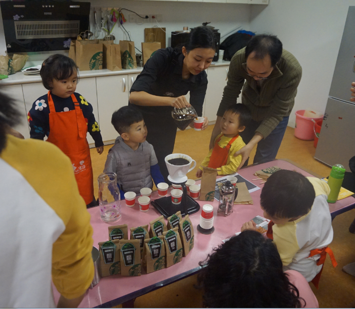 NYC纽约国际早教邯郸连城早教中心：【活动回顾】职业体验星巴克小小咖啡师