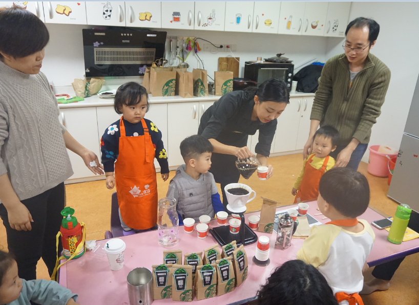 NYC纽约国际早教邯郸连城早教中心：【活动回顾】职业体验星巴克小小咖啡师