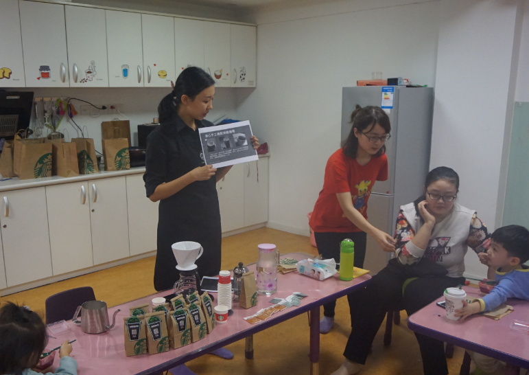 NYC纽约国际早教邯郸连城早教中心：【活动回顾】职业体验星巴克小小咖啡师