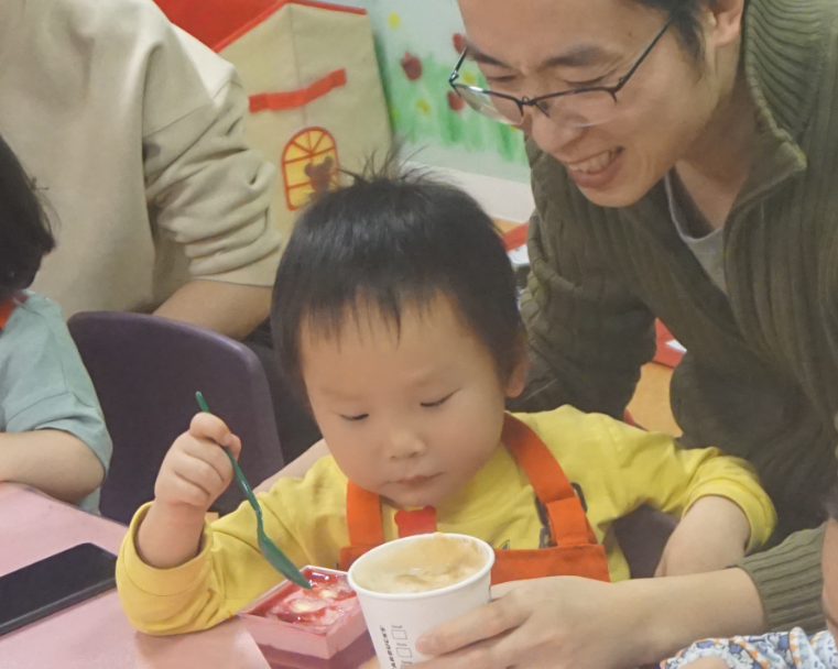 NYC纽约国际早教邯郸连城早教中心：【活动回顾】职业体验星巴克小小咖啡师