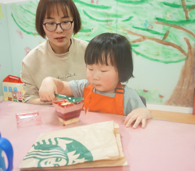 NYC纽约国际早教邯郸连城早教中心：【活动回顾】职业体验星巴克小小咖啡师