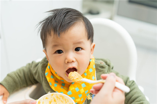 一颗瓜子就能要了孩子的命！5招拒绝“熊亲戚”喂食