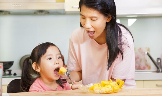 一颗瓜子就能要了孩子的命！5招拒绝“熊亲戚”喂食