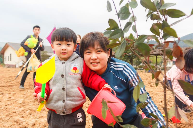 NYC纽约国际长沙阳光锦城早教中心：植树节—我和小树同成长