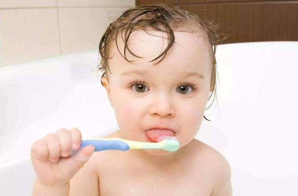 宝宝刷牙,电动牙刷