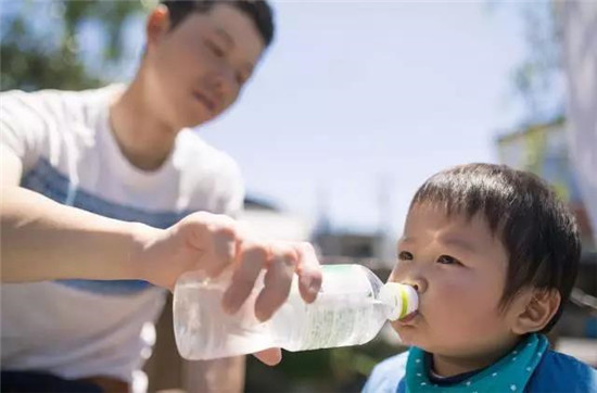 NYC大连印象城早教中心：天热就要给宝宝多喝水？先别！喝不对后果很严重……