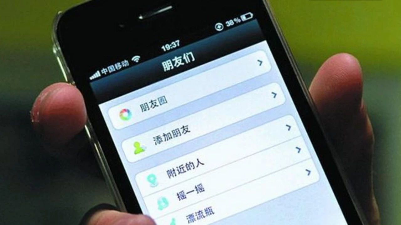 坏榜样   微博上见过一个段子： “爸爸点着一根烟， 语重心长地对我说： 你长大后绝对不能抽烟； 妈妈教我要尊敬老人， 扶陌生老奶奶过马路， 却在家里对奶奶大声咒骂！” 现在的情形是， 爸爸打开了手机， 迅速地开始了一场匹配， 目不斜视地对着手机， 又语重心长地对旁边的我说： 崽啊，你长大后绝对不能玩游戏！ 如果你连吃饭不玩手机的习惯都还没改掉， 也就不要怪孩子躲在被子里玩手游， 很可能他就是跟你学的。 大人能玩，凭什么孩子不能玩， 大人可以一心二用， 凭什么孩子不能三心二意。   粗暴执法   网上看到一个故事： 一孩子特喜欢做木马， 投一块钱就“爸爸的爸爸是爷爷， 妈妈的妈妈是奶奶”大声唱的那种， 每次经过他都吵着要坐， 赶飞机都不行。 有一次惹恼了他妈， 他妈一气之下， 往里面投了五十块钱， 让孩子坐到怀疑人生…… 打那以后，他妈问他， 还坐不？孩子的头就跟拨浪鼓似的。 从此再不坐木马。 又成功地泯灭掉了孩子的一种乐趣， 就像那些把孩子送去电击戒网瘾的做法一模一样。 他们确实戒掉了网瘾， 但很快发现，他们对生活中的所有的快乐都失去了兴趣， 和心死没有多大差别。 任何孩子问题， 都不要带着怒气去处理， 粗暴执法，只会让问题变得越来越遭， 控制不住情绪的父母，不配教孩子。