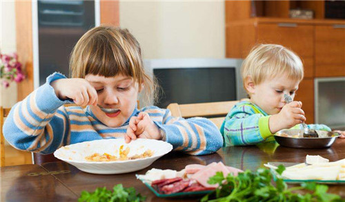 1岁以内的孩子不适宜吃盐 孩子淡口味需从小培养