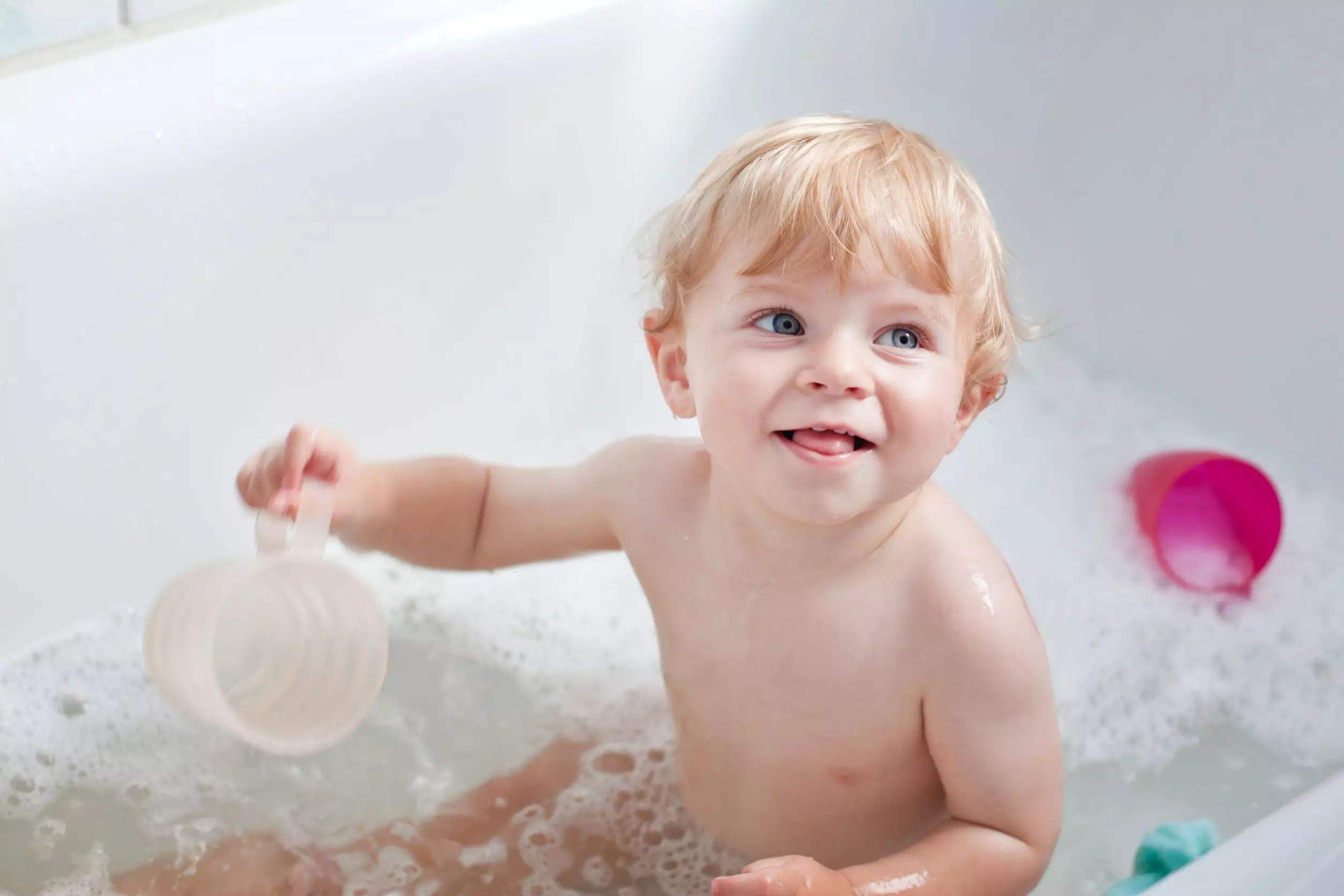 婴儿怎么洗澡（如何给婴幼儿洗澡）-幼儿百科-魔术铺