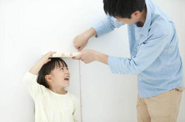 NYC纽约国际惠州早教中心：孩子矮小，是真矮还是比别人发育要晚？区别方法很简单，就看一点！
