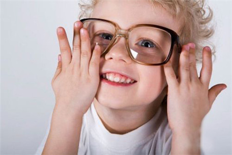 孩子的视力发育到底是怎样的过程？新生儿能看到多远的物体？几岁的孩子视力才相当于成人？这些困惑对很多家长来说都难以解答。        一般来说，足月婴儿出生后数小时即有光觉。  1～2周，对强光有眼睛闭合反应，瞳孔在光照下先缩小，2～3秒后散大。  2～4周，对由远及近接近眼球的光源，可出现双眼向内汇聚现象。  5～6周，能注视大的物体，在较大范围内能简单注视；对左右摆动的物体，产生追随运动。  2个月：眼球可以跟随人运动，注视近处物体很容易引起双眼向内汇聚现象，并且开始出现瞬目反射（眨眼睛）。  3个月，出现注视功能，对缓慢移动的物体能不稳定地追随180°范围，头也随之转动。        4个月，头可抬起，能看自己的手，有时能用手接触物体。  6个月，注视持续时间延长，眼球能协调运动，不再出现眼球偏斜。  8个月，幼儿可伸手抓想要的物体，能稳定注视某一个物体。  1岁，能拣出细的棉线。  2岁，对电视和天上的飞机、鸟感兴趣，能主动避开障碍物。  3岁，能辨认细小物体，视力可达0.6。  4岁，视力接近0.8。  5～6岁，视力接近1.0。        爸爸妈妈们应该对不同时期孩子的视力发育情况有了大致了解。那么在保护孩子视力方面，不同时期家长又该注意哪些问题呢？孩子每个阶段要的视力发育有什么区别？  1岁以内：不要在婴儿的床栏中间悬挂一些小玩具，避免孩子因长期注视玩具而造成内斜视，即俗称的“对眼”。正确的方法是把玩具悬挂在围栏的周围，并经常更换位置。  1～3岁：随着孩子逐渐长大，活动范围越来越大，学会了奔跑，这个时期预防眼外伤是重点。应加强对孩子的安全教育，如不要拿着铅笔、筷子等尖物猛跑；使用洗涤剂时，应让孩子避开，以免液体溅到孩子眼中，造成化学烧伤等。眼外伤对孩子视力影响巨大，基本上是不能恢复的。  4～6岁：这一阶段若孩子喜欢近距离看电视，喜欢眯眼或歪头看东西，喜欢揉眼睛，或频繁眨眼，这些情况均提示孩子视力可能出现异常。所以，这个时候应培养孩子好的用眼习惯，如看电视时间不超过30分钟，不玩手机或掌上电脑游戏。常带孩子到户外活动，可有效促进孩子视力发育和预防近视。 