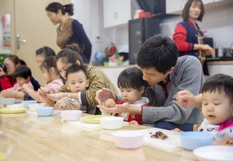传统习俗中，元宵节猜灯谜、吃元宵、扭秧歌、踩高跷等等，现在快节奏的生活，节日的氛围越来越淡了，传统的习俗也越来越少了。为了让宝贝更好的感受中国传统元宵节，2月17日NYC为小宝贝们精心策划了《元宵佳节闹元宵》活动。接下来，让我们跟随NYC的镜头一起来回顾一下！   快乐小猪开场舞        欢乐的开场舞表演，带领宝贝进入活动。    惊  喜 礼 物       接下来出场的是小宝贝们最喜欢的pongo，pongo给大家都带了礼物~小猪佩奇！    猜  灯  谜        爸爸妈妈表演，宝贝来猜是什么，聪明的宝贝们都各显其才，猜对的宝贝都有奖励哦~    套  圈  圈        套圈圈是宝贝们最喜欢的环节，家长们都使出浑身解数来套取宝贝们喜欢的玩具，最后每位小朋友都满载而归~    踩  高  跷    扭  秧  歌          扭秧歌、踩高跷NYC结合中国传统游戏带领小宝贝们进行了一场中西合璧的表          </div>
          <a class=